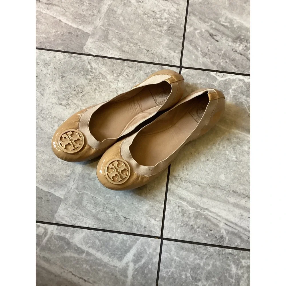 Tory Burch Reva Ballet Flats Tan Patent Leather Logo Medallion Beige Womens 7.5M